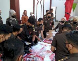 Kejari Selayar Musnahkan Barang Bukti dari 21 Kasus