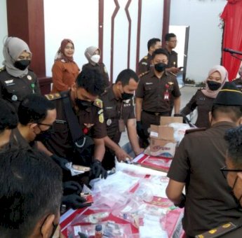 Kejari Selayar Musnahkan Barang Bukti dari 21 Kasus