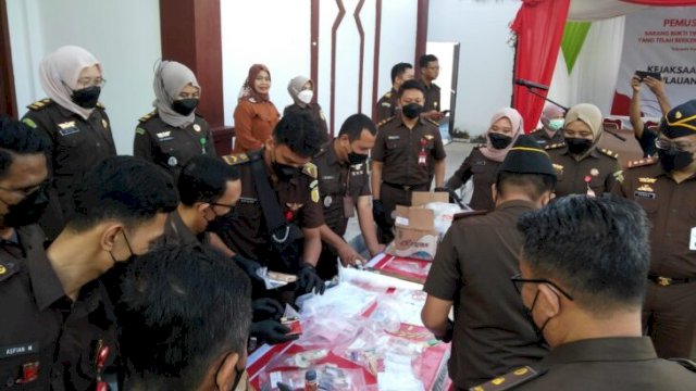 Proses pemusnahan barang bukti Kejari Selayar. (Ist)