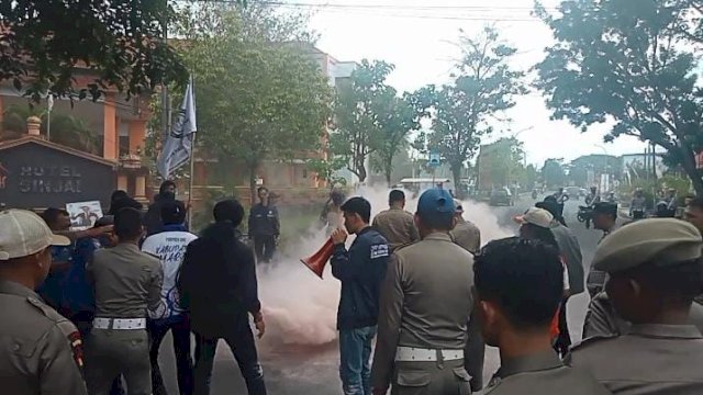 DPP HIPPMAS saat menggelar Aksi Demonstrasi, di Jalan Persatuan Raya, Samping Rumah Jabatan Bupati Sinjai, Senin (27/02/2023). (Foto: Asrianto / Republiknews.co.id)