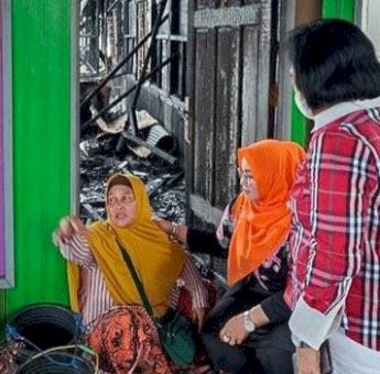 Ketua DPRD Kotim Serahkan Bantuan ke Warga Korban Kebakaran