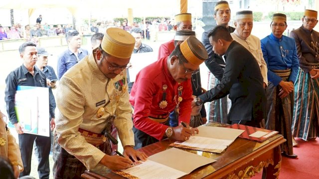 Kakanwil Kemenkumham Sulsel Liberti Sitinjak (kanan) bersama Bupati Sinjai Andi Seto Asapa saat melakukan penandatanganan kerjasama terkait pelayanan keimigrasian dan HKI pada layanan MPP Sinjai di sela-sela Puncak Hari Jadi Sinjai (HJS) ke-459 Tahun di Rumah Jabatan Bupati Sinjai, Senin (26/02). (Dok. Humas Kanwil Kemenkumham Sulsel)