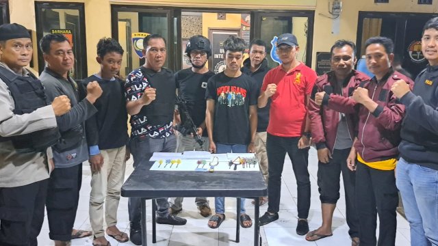 Jegal Polsek Galesong Selatan Kabupaten Takalar Sulawesi Selatan menangkap 7 remaja kelompok geng motor yang akan saling Serang. (Istimewa)
