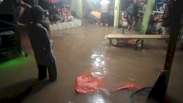 Salah satu kios Warga terendam banjir di poros Jalan trans Sulawesi Luwu Utara. Minggu (26/02/2023) 