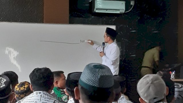 Ustad kondang Adi Hidayat saat memberikan motivasi kepada mahasiswa Mahasantri di Lembaga Pendidikan Mahasantri, Kecamatan Bajeng, Senin (27/02). (Chaerani/Republiknews.co.id)