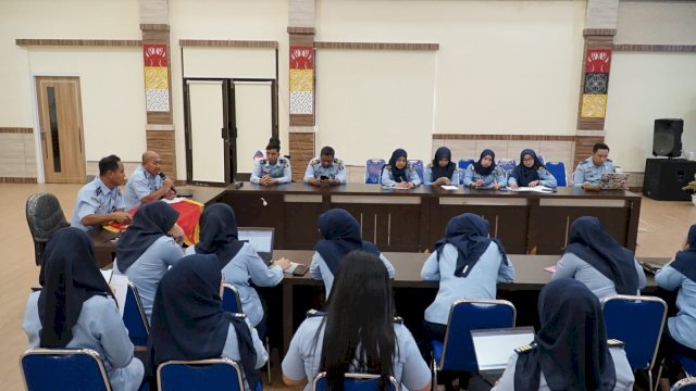 Kabagum Kanwil Kemenkumham Sulsel Basir saat memberikan arahan kepada anggota asriparis dalam rangka peningkatan kualitas di Aula Kanwil Kemenkumham Sulsel, Senin (27/02). (Dok. Humas Kanwil Kemenkumham Sulsel)