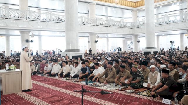 Ustad kondang Adi Hidayat saat memberikan tausiyahnya pada peringatan Isra Miraj Nabi Muhammad SAW 1444 Hijriah Tingkat Kabupaten Gowa, yang dirangkaikan dengan peringatan tujuh tahun kepemimpinan Adnan-Kio). (Dok. Humas Gowa)