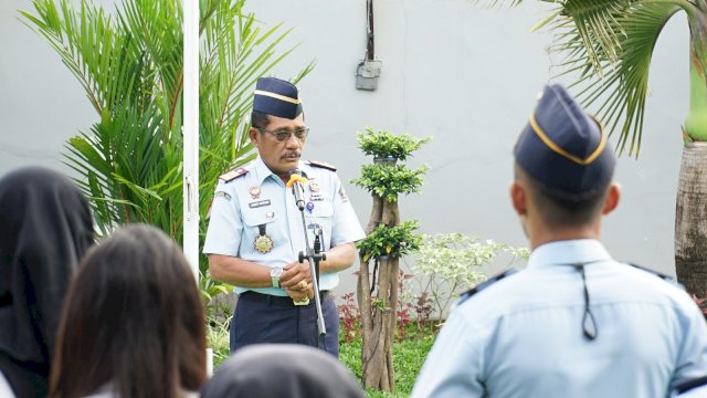 Kakanwil Kemenkumham Sulsel Liberti Sitinjak saat memberikan arahan di sela-sela memimpin Apel Pagi di Halaman Kanwil Kemenkumham Sulsel, Selasa (28/02). (Dok. Humas Kanwil Kemenkumham Sulsel)