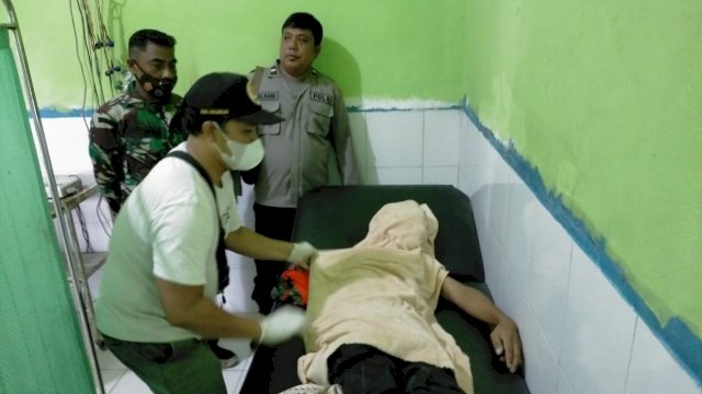 Korban kecelakaan balapan perahu saat dievakuasi ke Puskesmas. (Istimewa)