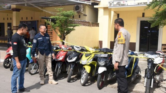 Kapolres Bulukumba, AKBP Ardyansyah memperlihatkan barang bukti kasus Curanmor, Selasa (28/02/2023). (Ist)