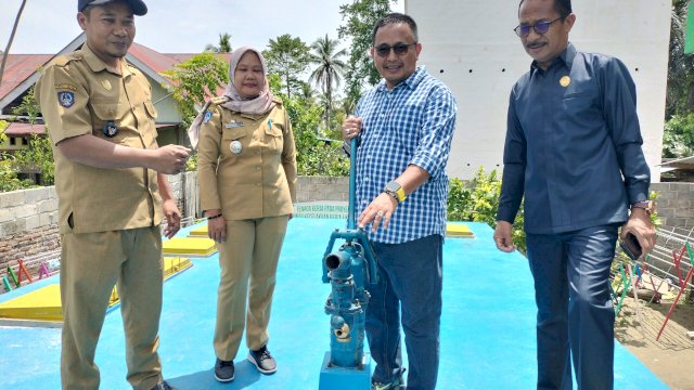 Anggota Komisi V DPR RI Muhammad Fauzi meresmikan infrastruktur ABSAH di Desa Wonokerto Kecamatan Sukamaju Selatan, Luwu Utara. Ist