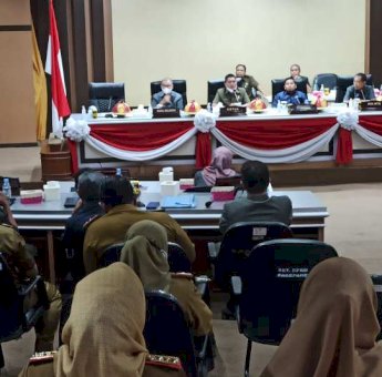 Wawali Pangerang Rahim Serahkan Nota Kesepahaman Pagu Indikatif ke DPRD Parepare