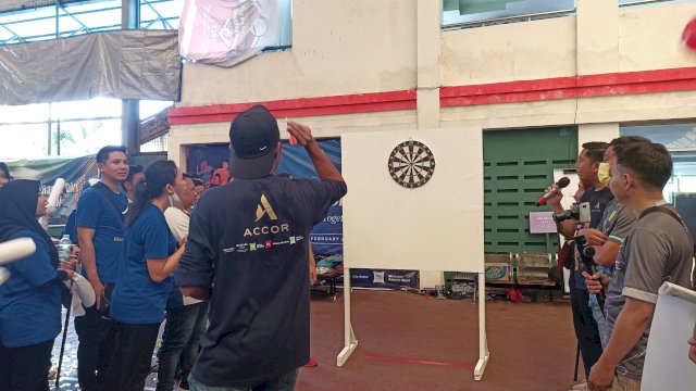 Salah satu karyawan saat mengikuti Kompetisi Dart pada pelaksanaan Accor Sport Day di Lapangan Tenis Telkom Makassar, Jalan AP Pettarani, Senin (06/02). (Chaerani/Republiknews.co.id)