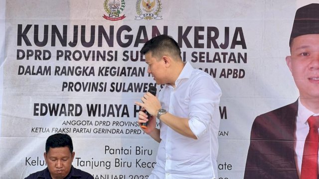 Anggota DPRD Sulsel, Edward Wijaya Horas saat menggelar kunker dalam rangka pengawasan APBD Sulsel di Pantai Biru, Tamalate, Makassar, Selasa (31/1/2023). (Foto: Istimewa)