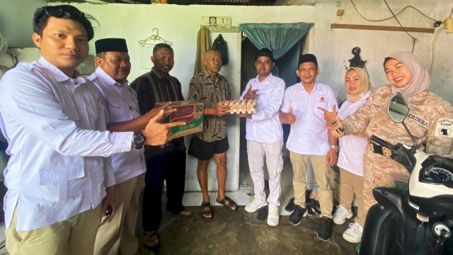 Pengurus DPC Partai Gerindra Makassar saat turun langsung memberikan santunan kepada para purnawirawan pada momentum HUT Partai Gerindra ke-15, Senin (6/2/2023). (Foto: Istimewa)