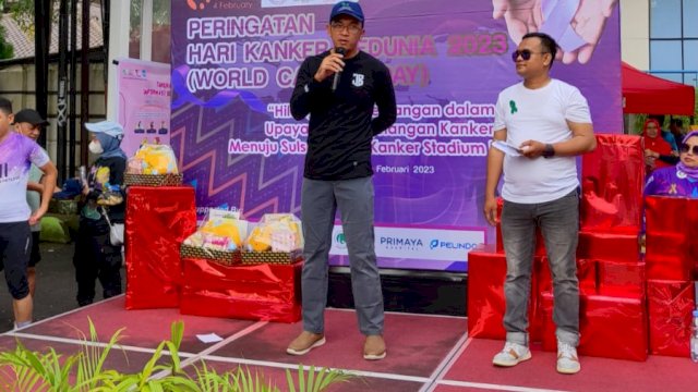 General Manager Novotel Grand Shayla Makassar Whisnu Wijaya saat memberikan pengarahan pada peringatan Hari Kanker Sedunia di pelataran Novotel Makassar, Minggu (12/02). (Dok. Novotel Makassar)