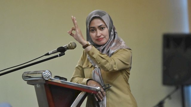 Bupati Luwu Utara Indah Putri Indriani saat membuka Coaching Clinik RUP di Hotel Santika Makassar. Senin (13/02/2023)
