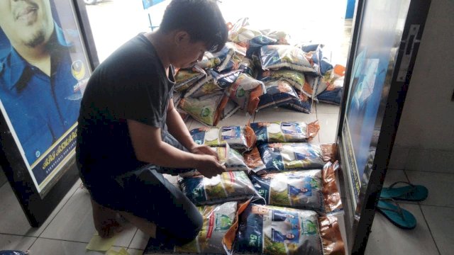 Pengurus DPD NasDem Kota Makassar menyiapkan bantuan sembako yang akan didistribusikan ke korban banjir di sejumlah wilayah di Kota Makassar. (Foto: Istimewa)