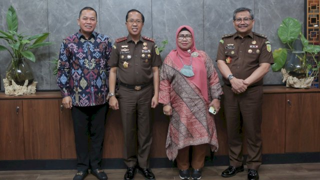 Dekan Fakultas Hukum Unhas, Prof Dr Hamzah Halim (kiri) saat melakukan audiens dengan pihak Badiklat Kejaksaan Agung RI di Jakarta, Selasa (14/2/2023). (Foto: Istimewa)