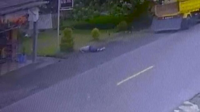Tangkapan layar dari rekaman CCTV yang menunjukkan detik-detik pasca SP ditabrak oleh sebuah truk di Jalan Poros Sinjai-Bulukumba, Rabu (15/2/2023). (Foto: Istimewa)
