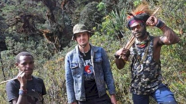 Pilot Susi Air, Kapten Philip Merthens bersama pihak OPM. (Foto: Istimewa)