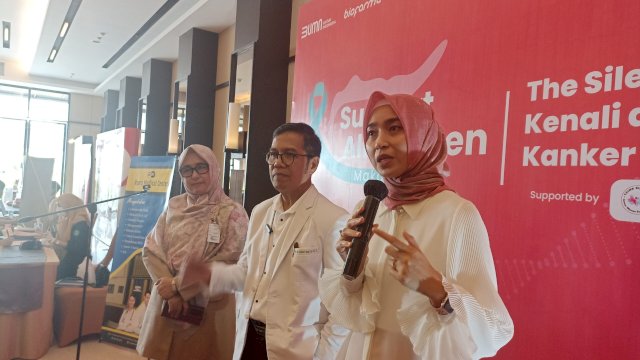 Kepala Divisi Pemasaran Domestik PT Bio Farma Fitri Puspadewi saat memaparkan terkait metode pemeriksaan kanker serviks lewat urine di Ballroom The Rinra Hotel Makassar, Senin (27/02). (Chaerani/Republiknews.co.id)