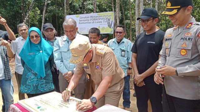 Bupati Luwu Timur, Budiman, menandatangani Prasasti peresmian TWP di Desa Puncak Indah, Kecamatan Malili. (Istimewa)