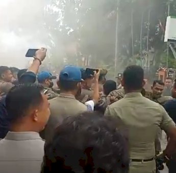 Demo Tagih Janji Politik Seto-Kartini di Sinjai Berlangsung Ricuh