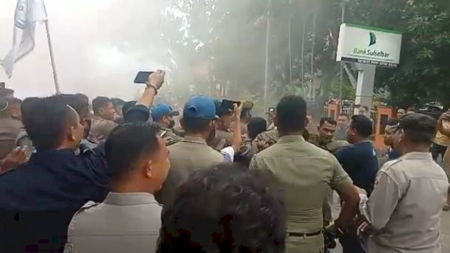 Tangkapan Layar Video saat Ricuh antara petugas keamanan Satpol-PP dengan Mahasiswa dari DPP HIPPMAS yang menggelar demonstrasi menuntut janji Politik Bupati Andi Seto Ghaditsa Asapa, Senin (27/02/2023). (Istimewa)