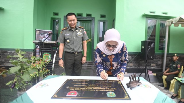 Bupati Luwu Utara Indah Putri Indriani menandatangani prasasti peresmian gedung baru Markas Komando Koramil 1403-11 Masamba. Kamis (02/02/2023) FOTO/PROTOKOL LUWU UTARA