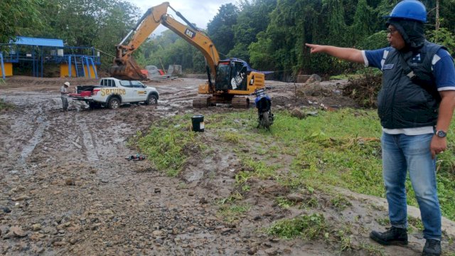 Ket : DIrektur PAM Tirta Karaje Parepare, Andi Firdaus Djollong saat memantau kondisi bendungan (Foto : Mulyadi Ma'ruf / Republiknews.co.id)