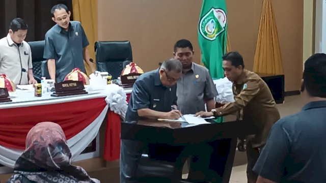 Ket : Wakil Wali Kota Parepare, Pangerang Rahim bersama Ketua DPRD Parepare, Kaharuddin Kadir pada Paripurna Persetujuan Penetapan dan Penandatangan Nota Kesepahaman tentang Kebijakan Umum Pagu Indikatif Wilayah Parepare Tahun Anggaran 2024 (Foto : Mulyadi Ma'ruf / Republiknews.co.id)