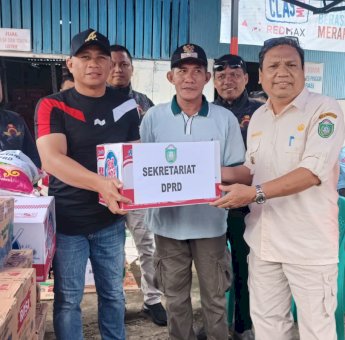 Wujud Kepedulian, Sekretariat DPRD Parepare Bantu Korban Banjir, Patungan Beli Sembako Hingga Pakaian