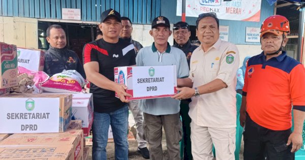 Wujud Kepedulian, Sekretariat DPRD Parepare Bantu Korban Banjir, Patungan Beli Sembako Hingga Pakaian