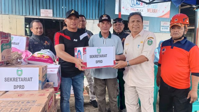 Ket : Sekwan Parepare, Jumadi saat menyerahkan bantuan hasil patungan staf sekretariat DPRD Parepare di posko bencana di Wilayah Kelurahan Lapadde (Foto : Mulyadi Ma'ruf / Republiknews.co.id)