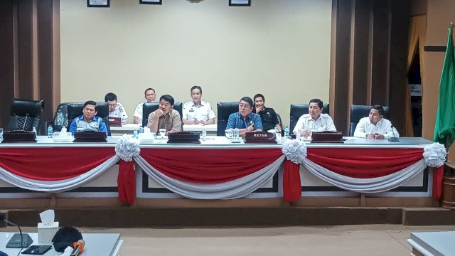 Ket : DPRD Kota Parepare saat menerima aspirasi dari warga pelbagai kalangan menyuarakan terkait penanganan banjir Parepare (Foto : Mulyadi Ma'ruf / Republiknews.co.id)