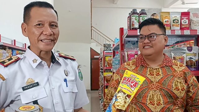 Ket : Kepala Dinas Perdagangan Kota Parepare, Prasetyo Catur bersama Owner Prima Mart, Ferdi Candra usai di pojok UMKM yang disediakan Prima Mart (Foto : Mulyadi Ma'ruf / Republiknews.co.id)