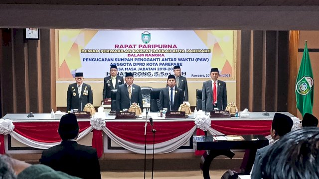 Ket : Rapat Paripurna Pengucapan Sumpah Pengganti Antar Waktu (PAW) H. Nasarong, sisa masa jabatan 2019-2023 (Foto : Mulyadi Ma'ruf / Republiknews.co.id)