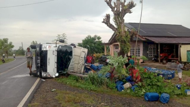 Mobil yang mengangkut 10 Ton Solar dari Bulukumba terbalik di Bone beberapa waktu lalu. (Doc. Ist)