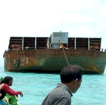 Kapal Tongkang Terus Daya 12 Tanjungpinang Terdampar di Perairan Selayar