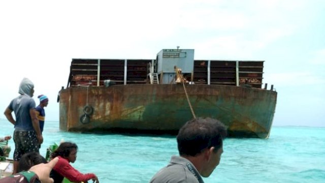 Kondisi Kapal Tongkang Terus Daya 12 Tanjungpinang yang terdampar di perairan Selayar, (FOTO. Babinsa Desa Rajuni, Koptu Abdul Kadir)