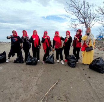 Hari Peduli Sampah Nasional, DPC PIM Bulukumba Bersihkan Pantai Merpati