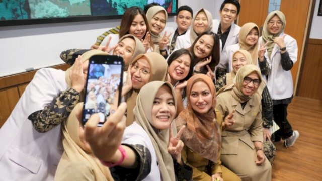 Para dokter internship berfoto dengan Bupati Luwu Utara, Indah Putri Indriani. (Ist)