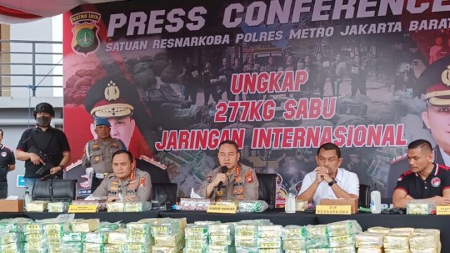 Kabid Humas Polda Metro Jaya, Kombes Pol Trunoyudo Memimpin Press Confrence Pengungkapan Kasus Sabu 277 Kg di Polres Jakarta Barat. (FOTO: Wahyu Widodo/Republiknews.co.id)