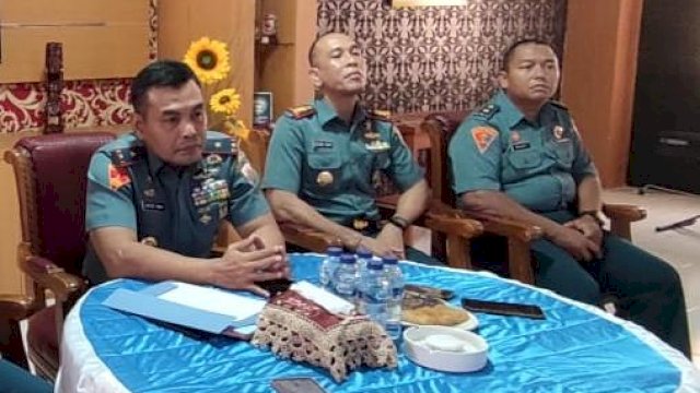 Dalantamal XI Merauke Brigjen (Mar) Gatot Mardiyono memberikan keterangan Pers terkait dugaan penganiayaan OAP oleh salah satu oknum anggotanya di Mako Lantamal XI, Kamis (23/02/2023). (Ist)