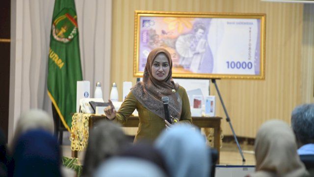 Bupati Luwu Utara Indah Putri Indriani saat membuka Sosialisasi Gercep QrIS yang di gelar di Aula Lagaligo Kantor Buapati Luwu Utara. FOTO/PROTOKOL LUWU UTARA