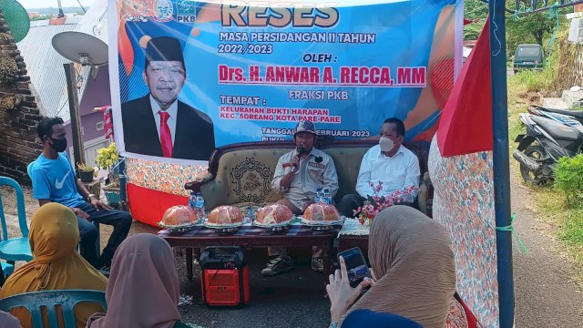 Ket : Legislator PKB Sulsel, Anwar Andi Recca (Kanan) didampingi LPP PB Parepare, Taufikurrahman (kiri) saat melakukan reses di kota Parepare (Foto : Mulyadi Ma'ruf / Republiknews.co.id)