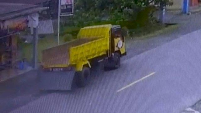 Rekaman CCTV saat mobil truk menabrak pejalan kaki di Desa Alenangka, Jalan Poros Sinjai-Bulukumba, Rabu (15/2/2023). (Foto: Istimewa)