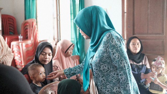Wakil Ketua Tim Penggerak PKK Kabupaten Gowa Mussadiyah Rauf saat memberikan makanan tambahan kepada balita dan anak di kecamatan sebagai upaya mendorong percepatan penurunan stunting. (Dok. Humas Gowa)
