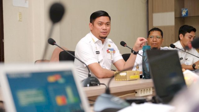Bupati Gowa Adnan Purichta Ichsan ela presentasi dan pendalaman diskusi terkait peningkatan produktivitas untuk transformasi ekonomi yang inklusif dan berkelanjutan sesuai tema Rencana Kinerja Pemerintah (RKP) 2023 melalui Inovasi Kampung Rewako, di Kantor Balitbangda Provinsi Sulsel, kemarin. (Dok. Humas Gowa)